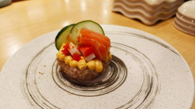 Salatalık ve somonla süslenmiş mini suşi kekleri.