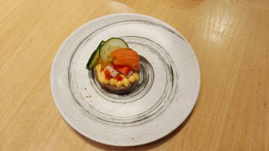 Tabakta mini suşi kekleri