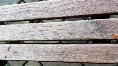 Yıpranmış ve biraz hasar görmüş tahta bir bıçak.