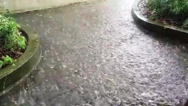 Şiddetli yağmurdan dolayı hızlı akan su birikintileri