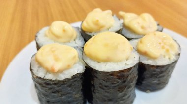 Kani Roll, popüler bir suşi rulosu.