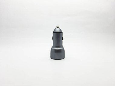 Gri metalik araba çakmak şarj adaptörü ürün gösterimi amacıyla saf beyaz arka planda dikey olarak izole edilmiş duruyor.