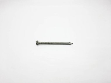 Tek bir metal yapı çivisi, yapısını ve şeklini vurgulayan beyaz bir zemine karşı yatay olarak izole edilmiştir..