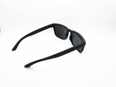 Siyah kare gözlüklü, koyu renk gözlükler, güneşli günler için mükemmel, şık kıyafetler, açık hava maceraları ve modaya uygun bir görünüm sağlar..