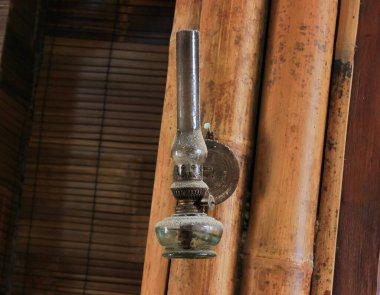 Antik petrol lambası Asya kökenlidir. Cam ve demirden yapılmış gaz lambası. Endonezya 'dan gelen geleneksel gaz lambası antika haline geldi.