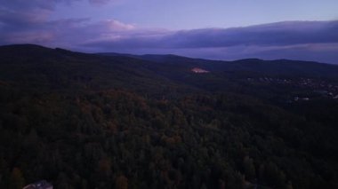 Alacakaranlıkta bir dağ ormanının havadan görünüşü.
