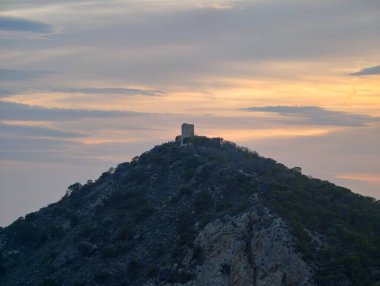Huzurlu manzaralı uzak bir gözcü, dingin tepe kulesi ızgara yalnızlığı ve manzaralı manzaralar sunuyor.