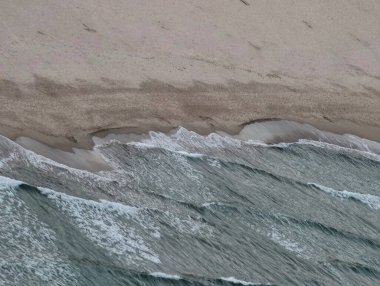 Yumuşak deniz dalgaları ve yumuşak kumlar. Huzurlu plaj sahnesi. Tekrarlayan desenler ve yatıştırıcı.