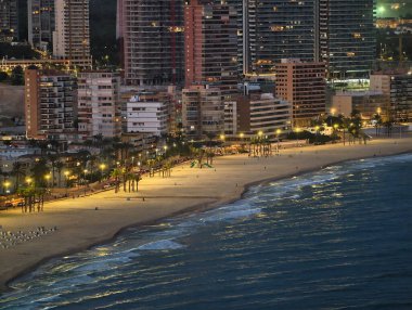 Akşamki rıhtım gezintisi, gün batımı, canlı sokaklar ve ışıldayan kıyı şeridi ile rıhtımda gezinti.