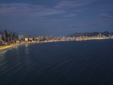 Akşam deniz manzarası, kıyı şeridi sahnesinde alacakaranlık, kıyı ufkunda sakin alacakaranlık.