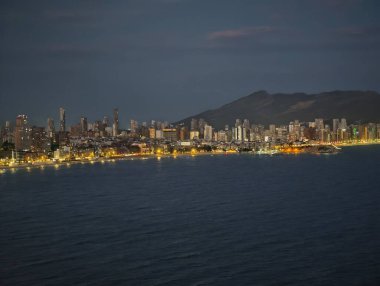 Gece limanı ışıl ışıl aydınlık, çarpıcı kıyı aydınlığı aydınlatan parlak gece