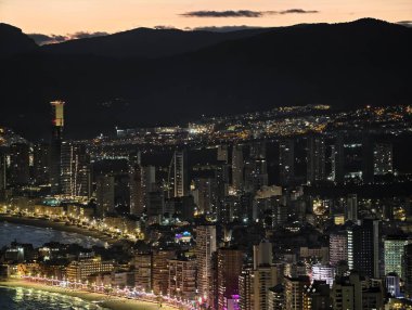 Parlak pencereler ve hareketli sokak atmosferiyle gece boyunca ışıl ışıl aydınlık koridor