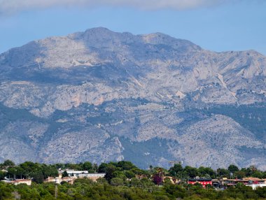 Canlı kentsel ufuk çizgisi sakin suları renkli yansımalar ve canlı atmosferle aydınlatıyor.