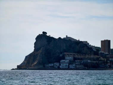 Canlı kentsel ufuk çizgisi sakin suları renkli yansımalar ve canlı atmosferle aydınlatıyor.