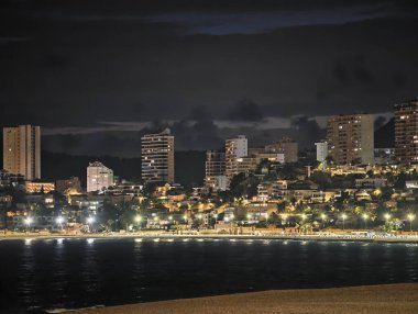 Parlayan şehir ve sakin ufuk çizgisi ile sakin bir akşam, sakin şehir ışıkları ve huzurlu bir akşam.