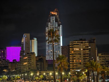 Dinamik şehir ortamını aydınlatan göz kamaştırıcı ışıklarla canlı bir metropol ortamı.