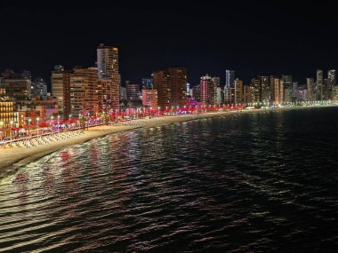 soyut şehir kıyısı yansımaları parıldayan su dokuları ve sinematik ışıklandırma efektleri