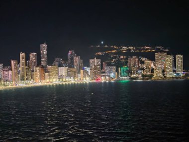 Aydınlatılmış ufuk çizgisinin gece sahnesi, sinematik gece sahnesi şehir ışığını vurguluyor.