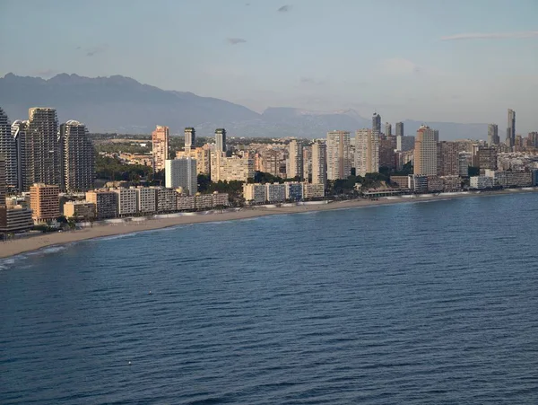 Güneşli sahil, canlı kulelerle aydınlatılmış kıyı şeridi desenli okyanus ve yüksek yükseliş