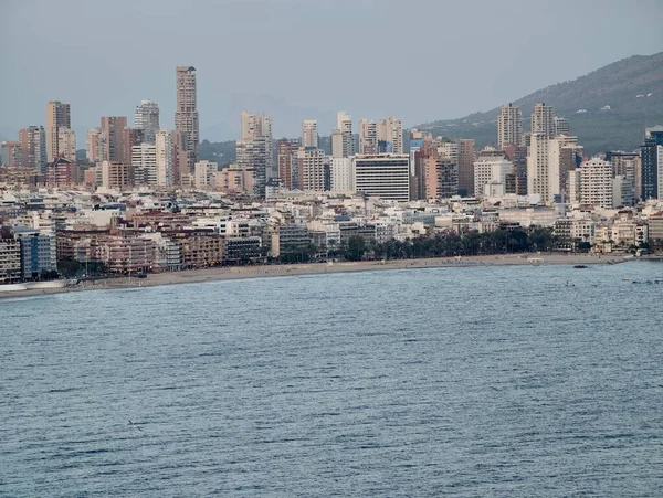 dinamik şehir manzarası uzak tepeler ve desenli detaylı nehir manzarası görüntüsü