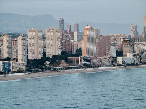 Sahil yerleşim alanı manzarası, sakin kıyı kesimi modern yükseliş ve kumlu bölgelere sahip.