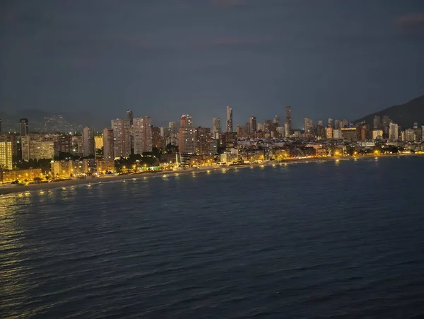 Alacakaranlıkta lüks deniz kenarı manzarası, gün batımı kıyısı aydınlık gezinti güvertesi ve yüksek yükseliş