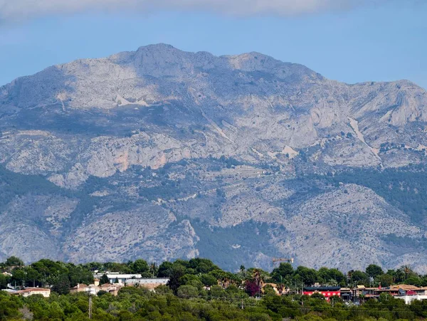 Canlı kentsel ufuk çizgisi sakin suları renkli yansımalar ve canlı atmosferle aydınlatıyor.