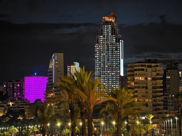 Canlı kentsel ufuk çizgisi sakin suları renkli yansımalar ve canlı atmosferle aydınlatıyor.