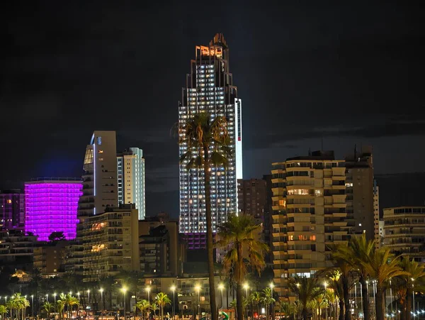 Dinamik şehir ortamını aydınlatan göz kamaştırıcı ışıklarla canlı bir metropol ortamı.