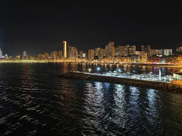 Sahilde parlayan yansımalar, kıyı limanı aydınlatması dinamik ışıkla tamamlanan yansımalar