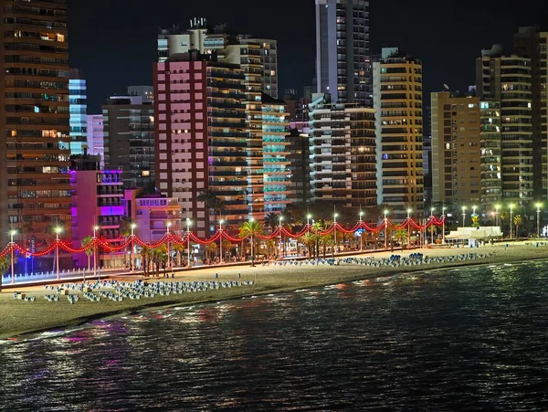 enerjik kentsel tatil beldesi ortamı şenlikli gösteriler ve manzaralı su yansımaları içeriyor