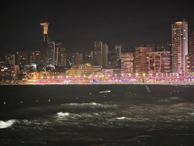 Gece hayatı, canlı deniz manzaralı eğlence parlayan gökdelenler ve okyanus manzaralı