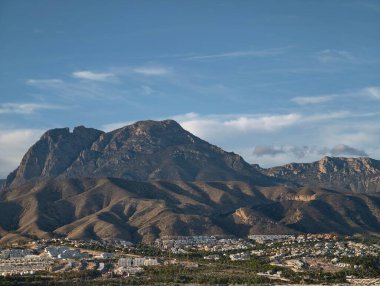 Banliyöleri kapsayan yüksek zirve, aşağıdaki geniş yerleşim alanlarına hakim olan geniş bir dağ zirvesi.