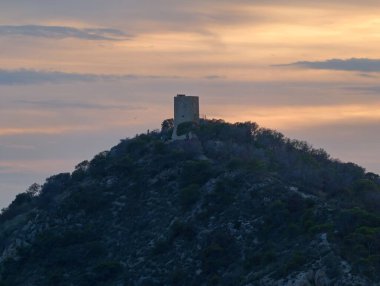 Antik kale silueti. Yumuşak tepenin altındaki tarihi kule manzarası.