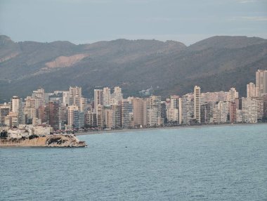 Sahil şehri manzarası, arazi parsellerini manzaralı ufuk çizgisine karşı değerlendiren geliştirici.
