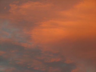 yumuşak akşam renkleri dinginlik yaratır, sakin ve rahatlatıcı turuncu gökyüzü yumuşak bulut difüzyonu ile