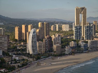 Sahil kenarı lüks inziva, özel yapıları ve rahatlatıcı atmosferi olan başlıca sahil beldesi.