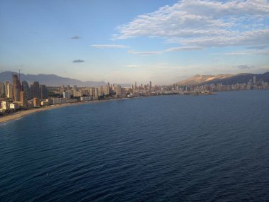 Marinalı büyüleyici sahil manzarası, sahil manzaralı liman ve gezinti güvertesi