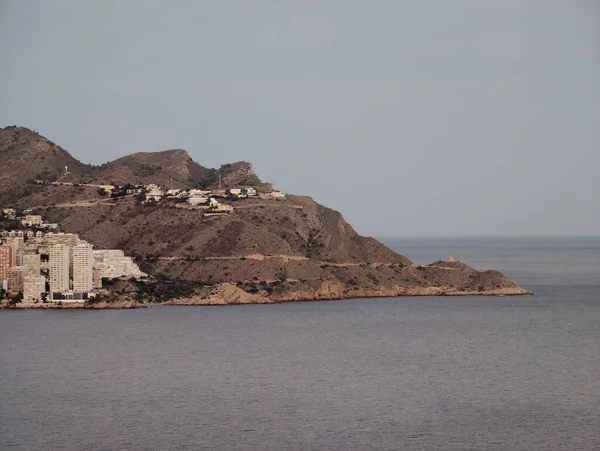 Renkli evleri olan sakin bir sahil yerleşimi engebeli uçurumlara tünemiş sessiz bir sahil köyü.