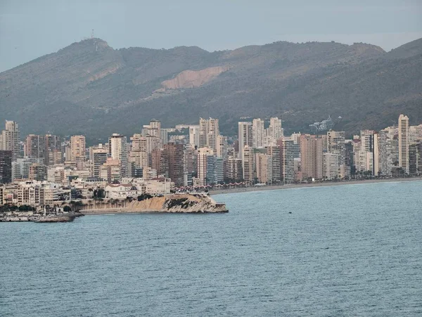 Sarp kayalık oluşumları sakin kıyı şeridini çizerken konut yapıları doğal yapılarla harmanlanır.
