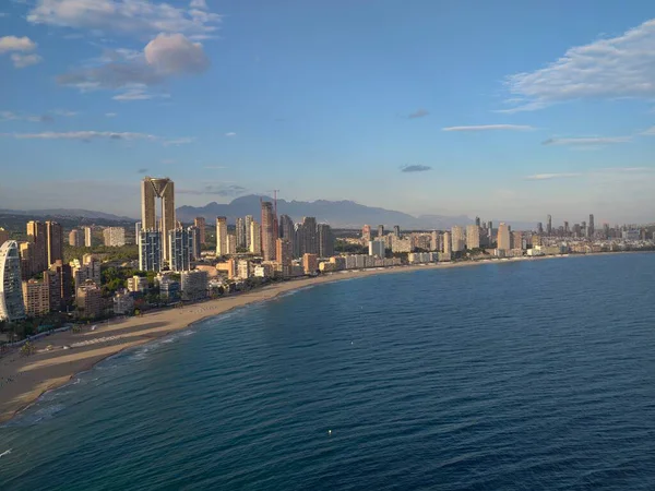 Sahil manzarası, öğle vakti bulutlu kıyı manzarası, uzak ufku olan sakin okyanus manzarası.