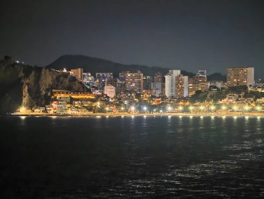 Huzurlu akşam deniz manzarası, gece limanı manzarası Parlayan gezinti güvertesi ve sakin sular
