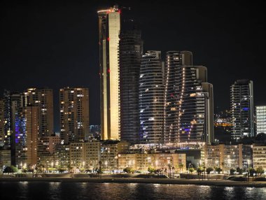 modern cam gökdelenler, parlak cam yüzeyler ve parlak ışıklandırılmış kentsel mimari