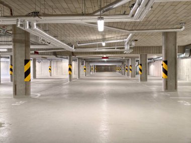 Geniş beton park alanı, geniş park alanı açıkta duran borular ve endüstriyel tasarım elementleri