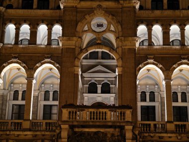 Kalıtımsal mimarinin cazibesini ve ustalığını sıcak aydınlatma altında ifade eder.