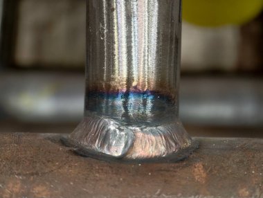 Isı efektli tig kaynaklarına yakın çekim, yüksek çözünürlüklü kaynak kalitesi ve aşınma direnci üzerine odaklanma