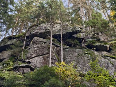 Maceracı aşıklar ve kaşifler için nefes kesici manzaralar sunan engebeli dağ çıkıntıları