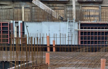 Açık turuncu güvenlik kapakları açık bir şekilde açık alan görünürlüğü ve güvenliği için demiri işaretliyor