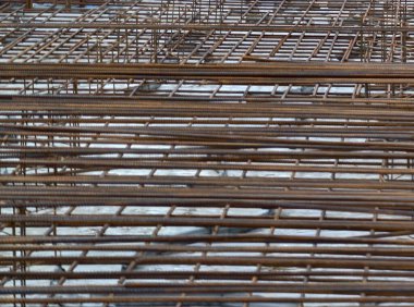 Çelik şebeke temeli, çoklu güçlendirilmiş çelik tabakalar dengeyi gösteren arka plana doğru uzanıyor