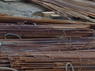 Endüstriyel hurda işleme bekliyor, hurdalık alanı, yıpranmış metalik malzemeler hazır.